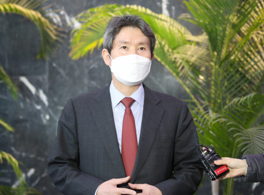 이인영 통일부 장관이 1일 오후 정부서울청사로 들어오며 기자들의 질문에 답하고 있다. <연합뉴스>